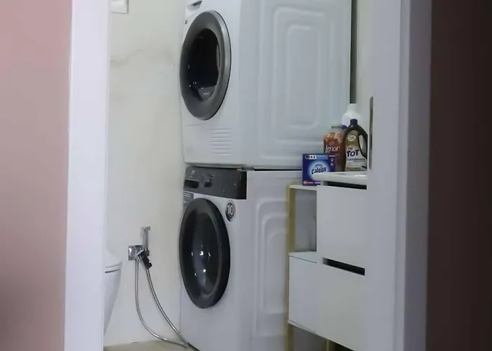 Apartment Trio Escape *