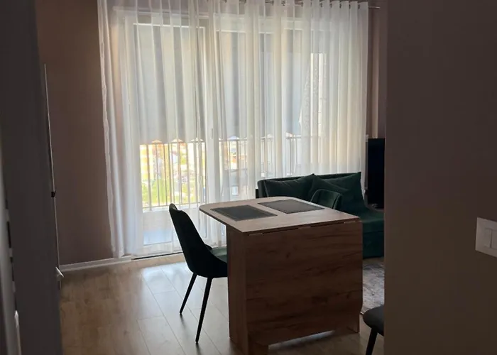 Apartment Trio Escape *